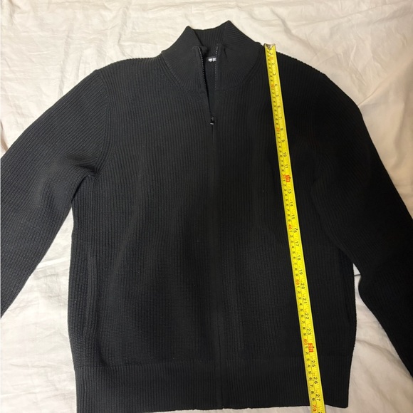Uniqlo Men's Black Zip-Up Sweater - Picture 3 of 5